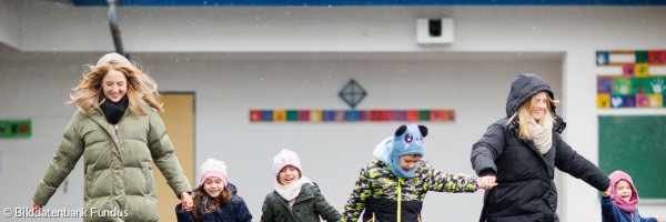 Kita - Kinder beim Spielen im Regen_012