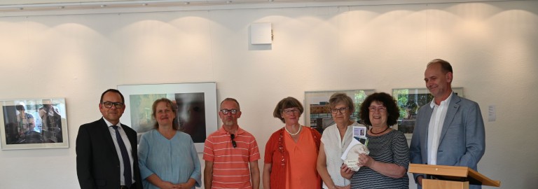 Eva-Maria Hartmann (2.v.re.) im Kreis von Mitgliedern der Vorstandschaft des EBW Frankenforum. (v.li.n.re. Pfarrer Peter Fuchs (1. Vors.), Carolin Esgen, Dieter Brückner, Barbara Zellfelder-Flecken, Jutta Wachter-Claussen, Eva-Maria Hartmann, Dekan Günther Klöss-Schuster)