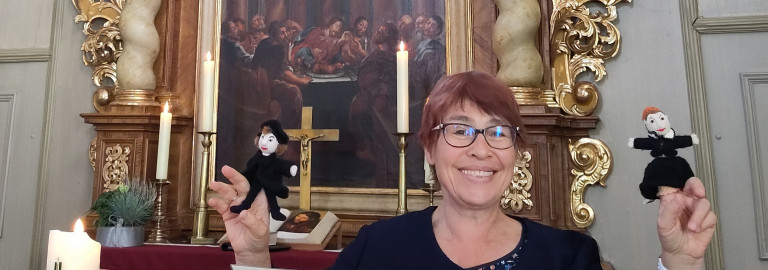 Pfarrerin Christine Schlör mit Käthe und Martin Luther Handpuppen