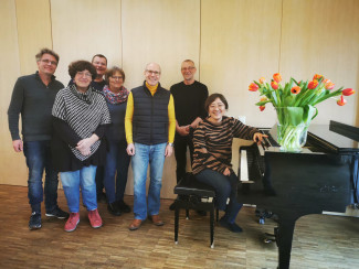 Die hauptamtlichen Mitarbeiter der Kirchengemeinde St. Johannis freuen sich über die neue Kollegin: Konzertmesner Peter Völkel, Pfarramtssekretärin Andrea Bentele, Pfarrer Hans Schmidt, Pfarrerin Susanne Wildfeuer, Pfarrer Matthäus Wassermann, Pfarrer Jürgen Reichel und Hae-Kyung Jung (v.l.n.r.).