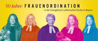 50 Jahre Frauenordination - 5 Frauen in Talar lächeln mit diversen Gegenständen in der Hand (Yogamatte, buntes Kreuz, ...)