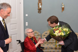 Dekan Wenrich Slenczka Gratuliert der Gräfin v. Reichenberg