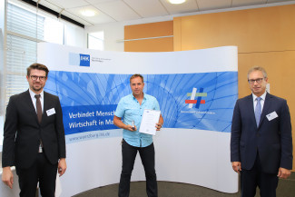 von links: Dr. Lukas Kagerbauer, IHK Bereichsleiter Berufsaus-bildung Würzburg; Michael Fischer, Leiter IT-Management Diakonie Würzburg, Jürgen Bode, stellv. Hauptgeschäftsführer IHK Würzburg; Foto: Rudi Merkl / IHK Würzburg-Schweinfurt  