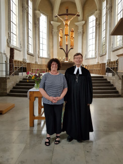 Dekan Slenczka würdigt die Verdienste von Eva-Maria Hartmann während der Andacht in St. Stephan.