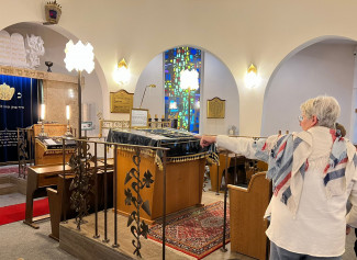 Die Einrichtung der Synagoge wird ganz genau betrachtet