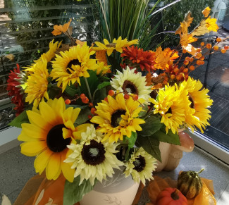 Erntedankschmuck_Sonnenblumen im Mattias-Claudius-Heim