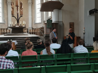 Dekan Slencka begrüßt die neuen Lehrer des DAG in der Stephanskirche