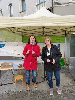 Harriet Tögel und Susanne Wildfeuer an Stand des Dekanats