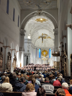 Blick in eine volle Kirche 