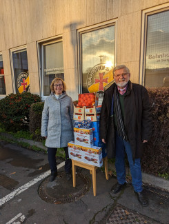 Gerlinde und Franz Wohlfahrt bringen Lebensmittelspenden zu den Würzburger Tafeln