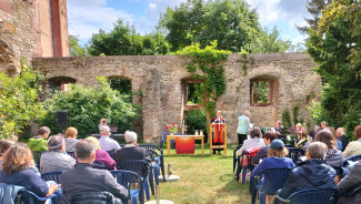 Fahrradgottesdienst im Garten der Evang. Versöhnungskirche in Zell am Main