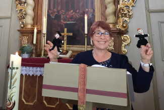 Pfarrerin Christine Schlör mit Käthe und Martin Luther Handpuppen