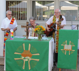 V.l.n.r.: Diakon Barthel, Erika Grohmann und Diakon Fritze beim ökumenischen Gottesdienst