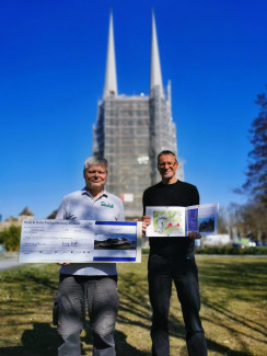 Henning Albrecht (rechts) übergibt den Scheck mit einer Spende von 800 Euro an Pfarrer Jürgen Reichel (links).
