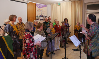 Tansaniachor Würzburg mit Leitung Uwe Feulner. Es singen auch mit Dekanatsmissionspfarrer Robert Foldenauer und Dekanatsmissionsbeauftragter Rainer Schacht.