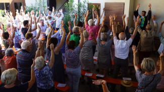 GottesdienstbesucherInnen jubeln