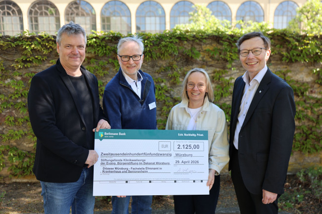 Scheckübergabe an Diözese Würzburg