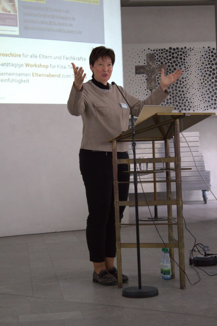 "Mit Zuspruch erblühen Kinder förmlich" - Fabienne Becker-Stoll zeigt Gesten