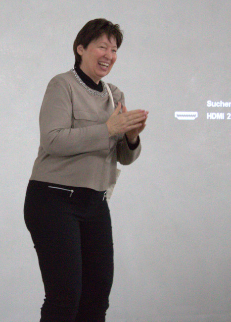 Fabienne Becker-Stoll lächelt strahlend ins Plenum