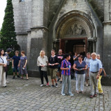 Kirchenvorplatz nach Gottesdienst