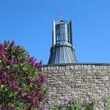 Gethsemane Kirche mit Flieder