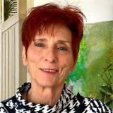 Foto von Heike Richartz. Sie hat ein schmales Gesicht und rote Haare