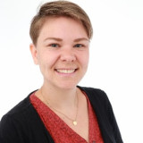 Bild Von Fr. Jorak - junge Frau lächelnd und mit kurzen Haaren