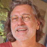 Foto Ruben Beyer. Er hat graue, etwas längere Haare und trägt eine Brille.