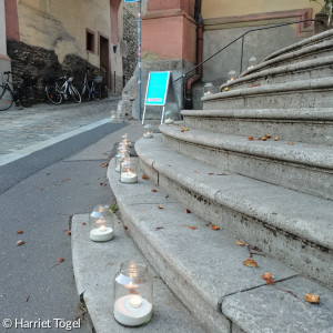 Lichter vor dem Eingang Deutschhauskirche