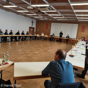 Heinrich Bedford-Strohm im Gespräch mit den hauptamtlich Mitarbeitenden im Dekanat