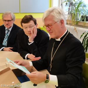 Dekan Wenrich Slenczka und Landesbischof Heinrich Bedford-Stroh entdecken eine Lesebox am DAG
