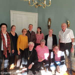 VertreterInnen der Kirchengemeinden Billingshausen, Remlingen und Uettingen, sowie des Jugendwerks posieren mit dem Landesbischof