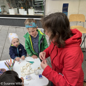 Harriet Tögel bastelt Schlüsselanhänger mit Kindern